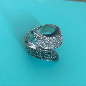 Beautiful jewelled ring